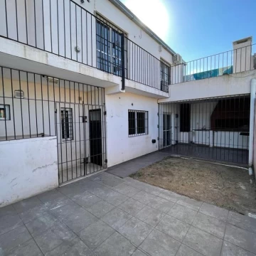 VENDE/PERMUTA amplio dúplex ubicado en Barrio Belgrano.