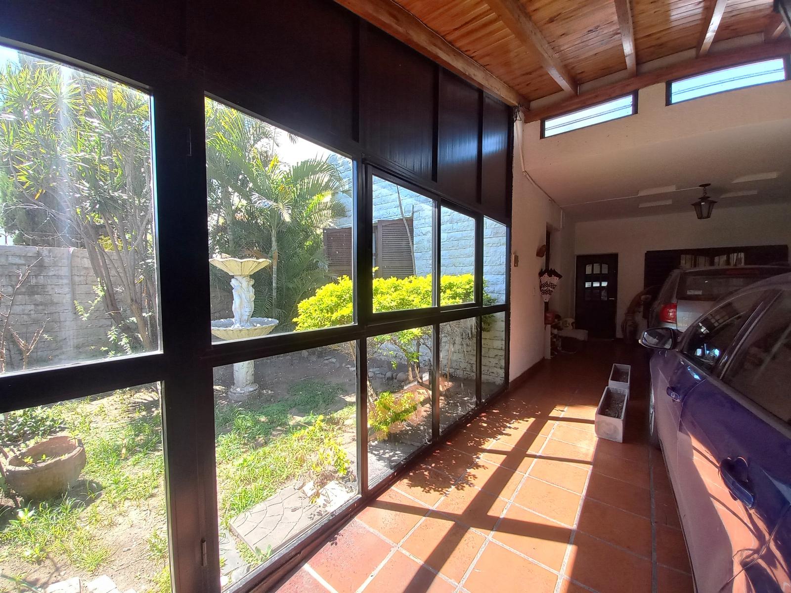 Regimiento 11 300 - Casa en venta de tres dormitorios con pileta en Rosario