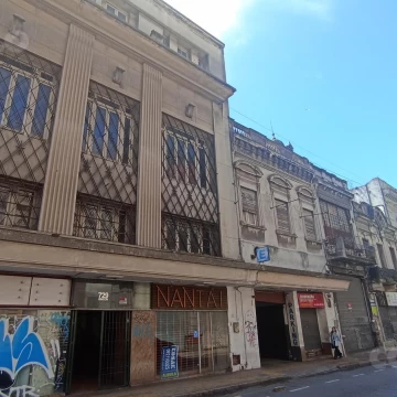 Edificio Comercial con renta, depósito logístico comercial , parking con acceso por  dos calles.