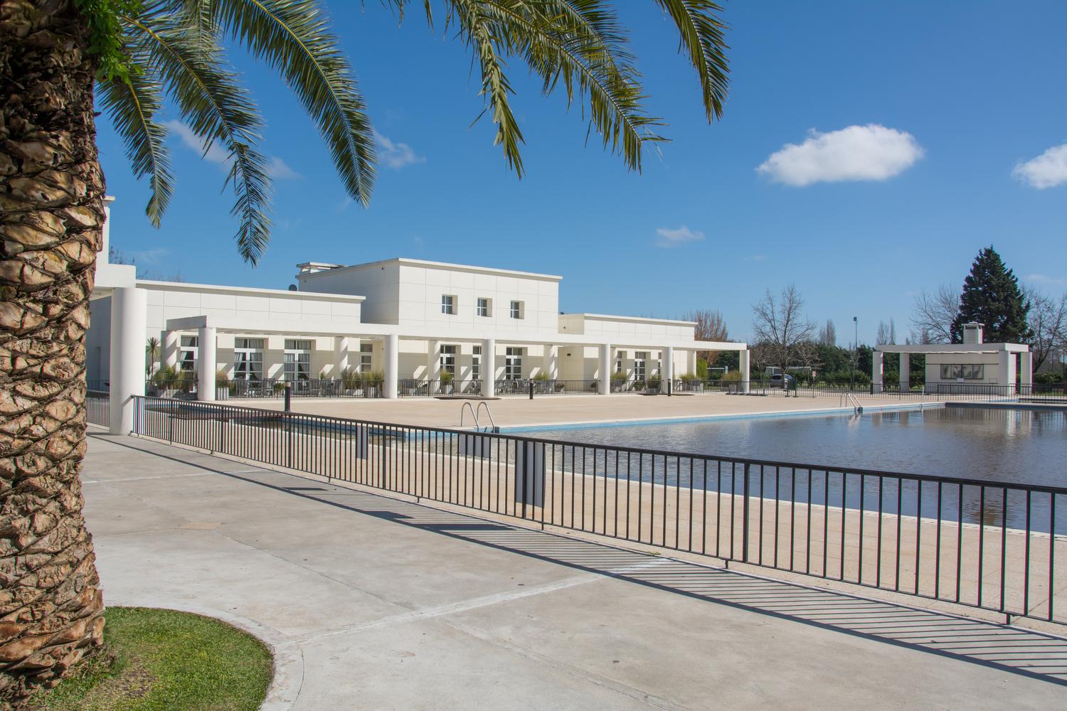 Club House y Piletas