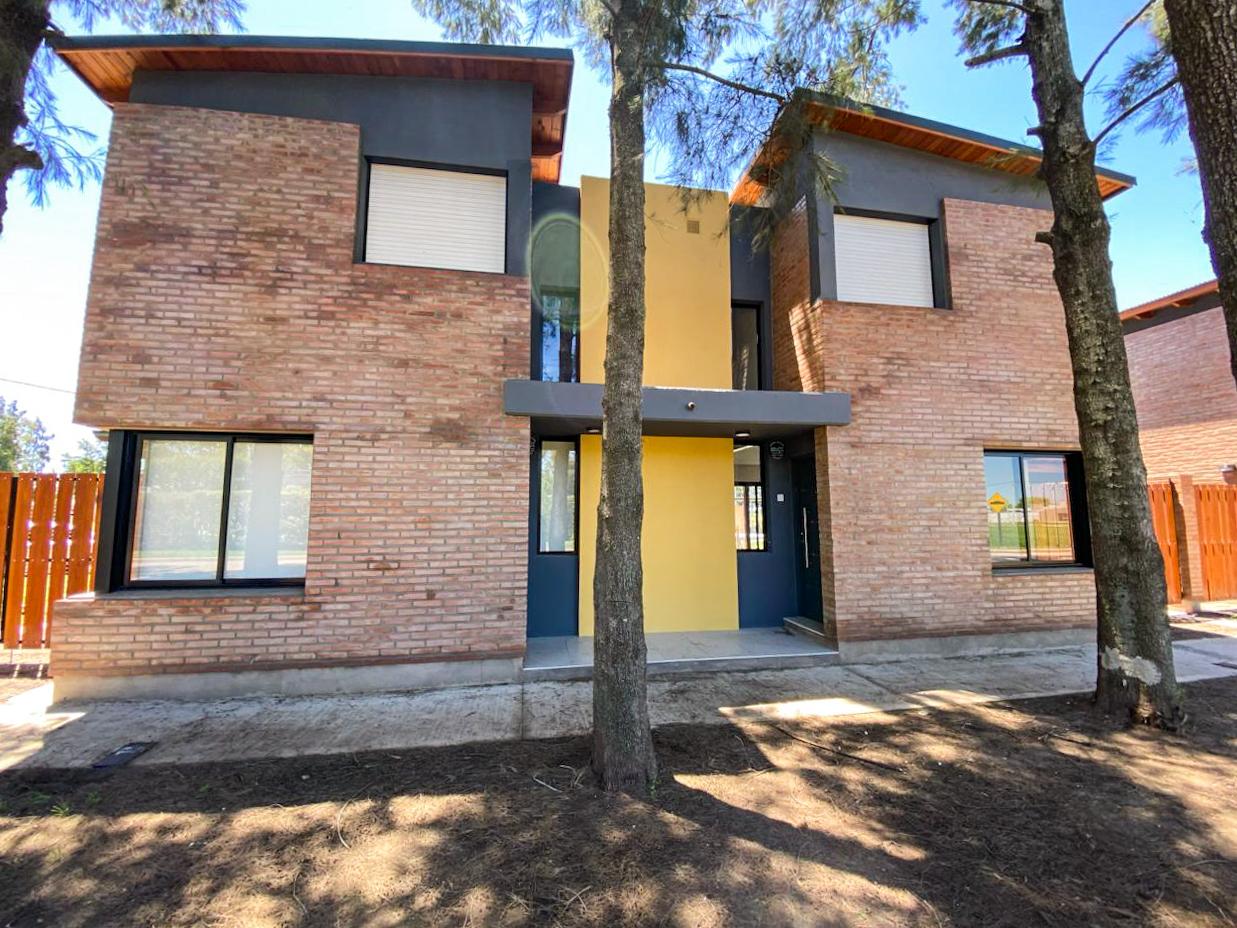 Duplex dos dormitorios en venta en General Lagos