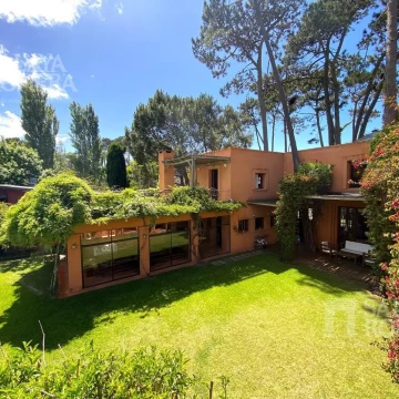 Venta Casa en Barrio Cerrado -  5 dormitorios- 4 baños -  Punta Del Este -La Arbolada REF:3215369
