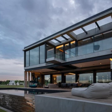 Venta Espectacular Casa en Pilará con vistas al golf y al lago – Barrio La Calesa - Pilar