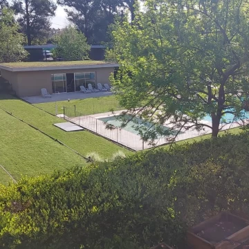 Venta con Renta. Impecable departamento tres ambientes con vista a la piscina