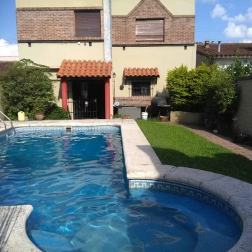 Venta Casa  de 4 ambientes con Jardin Pileta Parrilla Garage