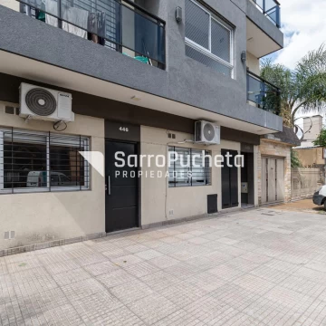 Venta departamento 2 ambientes con patio en Villa Luzuriaga.