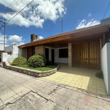 Venta de Casa de 4 Ambientes en Lujan Centro con Patio y cochera