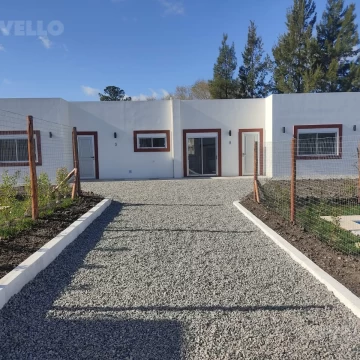 Casa en venta   ubicada en Barrio Altos de  San Carlos  Colonia del Sacramento , dos dormitorios , piscina , cochera .