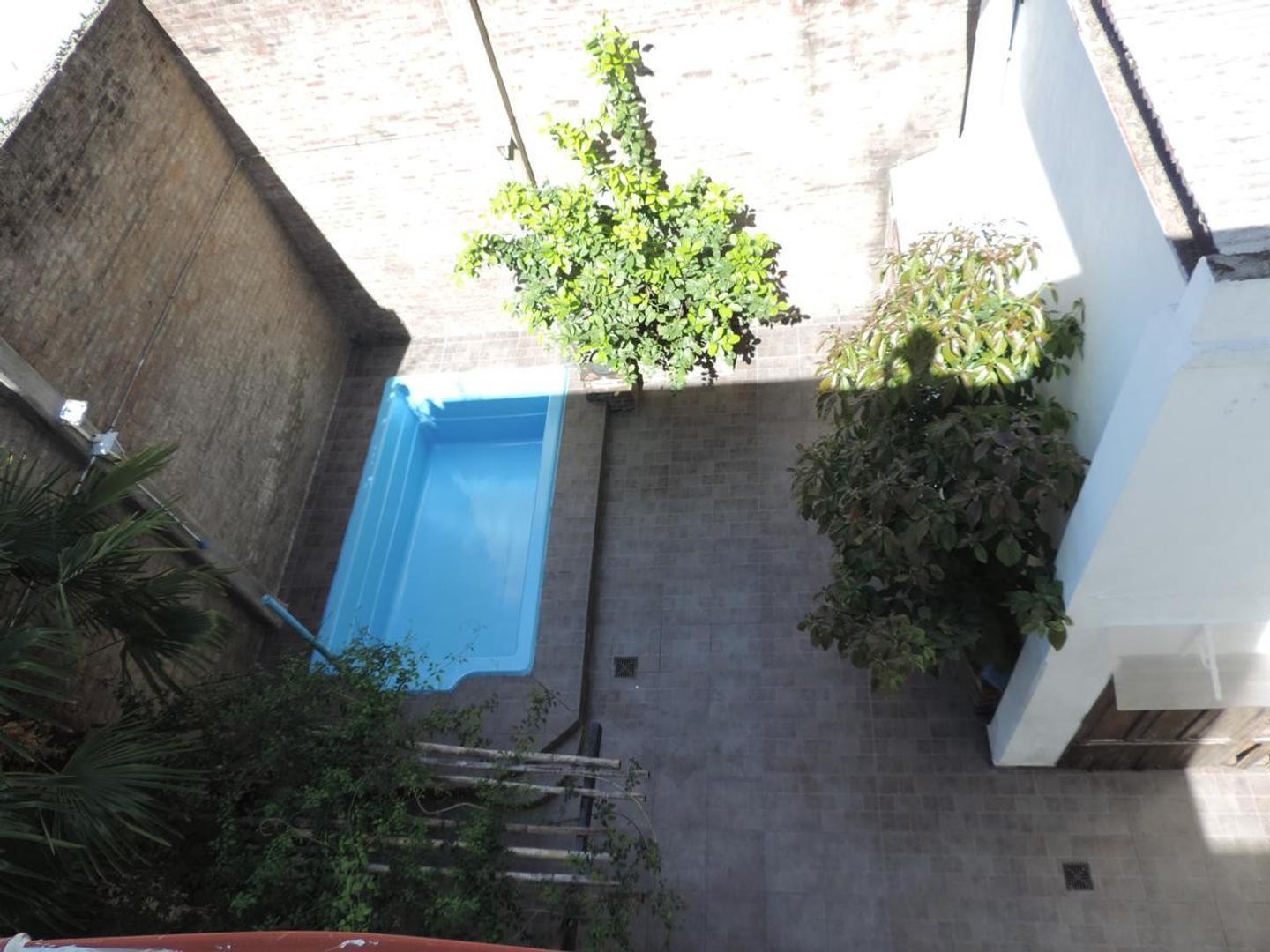 Patio quincho jardin desde la ventana de una de las habotaciones de arriba