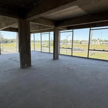 Oficina en prestigioso edificio de categoría en la mejor ubicación de Pilar