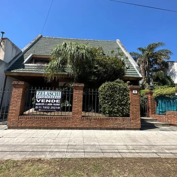 Casa en venta: sobre calle Año 1852- El Palomar