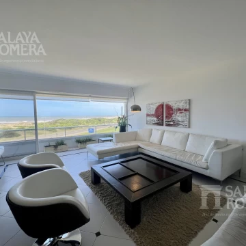 Apartamento de 3 dormitorios en venta en Aguas Azules
