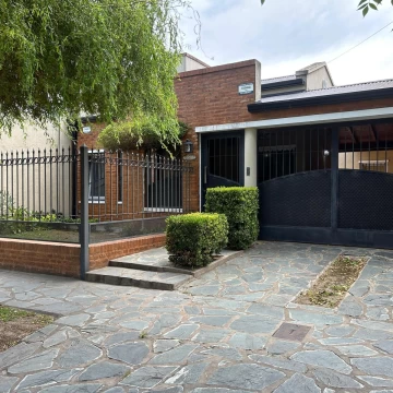 Casa a la venta en lujan centro Dr. Muñiz 1290 apta credito hipotecario