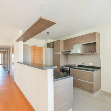 VENTA - Departamento 2 dormitorios con balcón y cochera. Centro, Rosario.