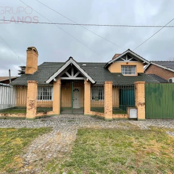 Venta de Casa de 5 ambientes en Barrio Sarmiento, Luján, con garaje y pileta.