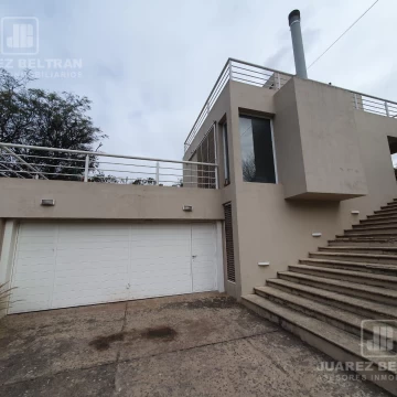 Venta - Casa de tres dormitorios con pileta - Mendiolaza