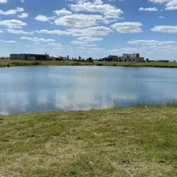 Venta lote al agua en Barrio San Sebastián Área 1.