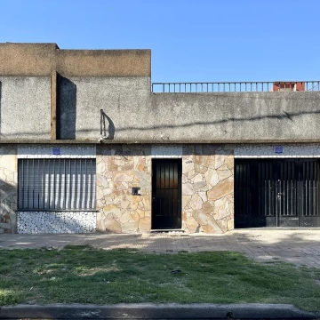 VENTA | PERMUTA - Casa 3 dormitorios con cochera.  Bella Vista, Rosario.