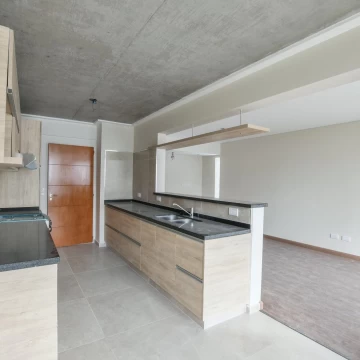 VENTA - Departamento 2 dormitorios con balcón y patio. Centro, Rosario.