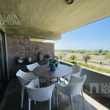 VENTA - Departamento de 2 dormitorios mas dependencia en primera linea Playa Brava SAP5864400
