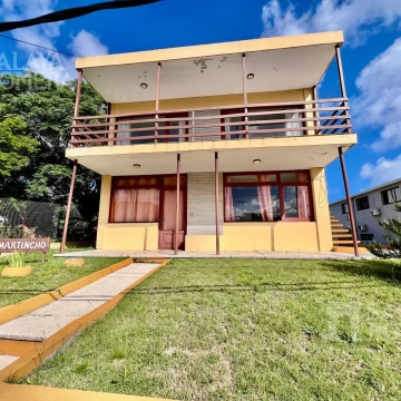 Casa en venta dos plantas de 4 dormitorios en Playa Mansa 