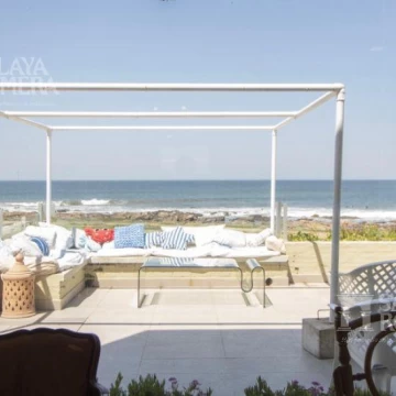 VENTA: CASA 5 DORMITORIOS PRIMERA LINEA MAR LA BARRA