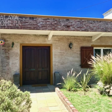 Casa en venta 5 dormitorios con baño en suite, piscina y parrillero propio, Manantaiales,