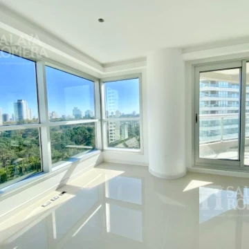 Venta departamento en Playa Brava, torre de categoria, 2 dormitorios   dependencia de servicio