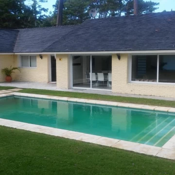 Venta Casa en Playa Mansa, 4 dormitorios, 4 baños, dependencia de servicios, piscina