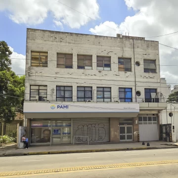 Edificio Comercial con salón ppal en PB y entrada para autos
