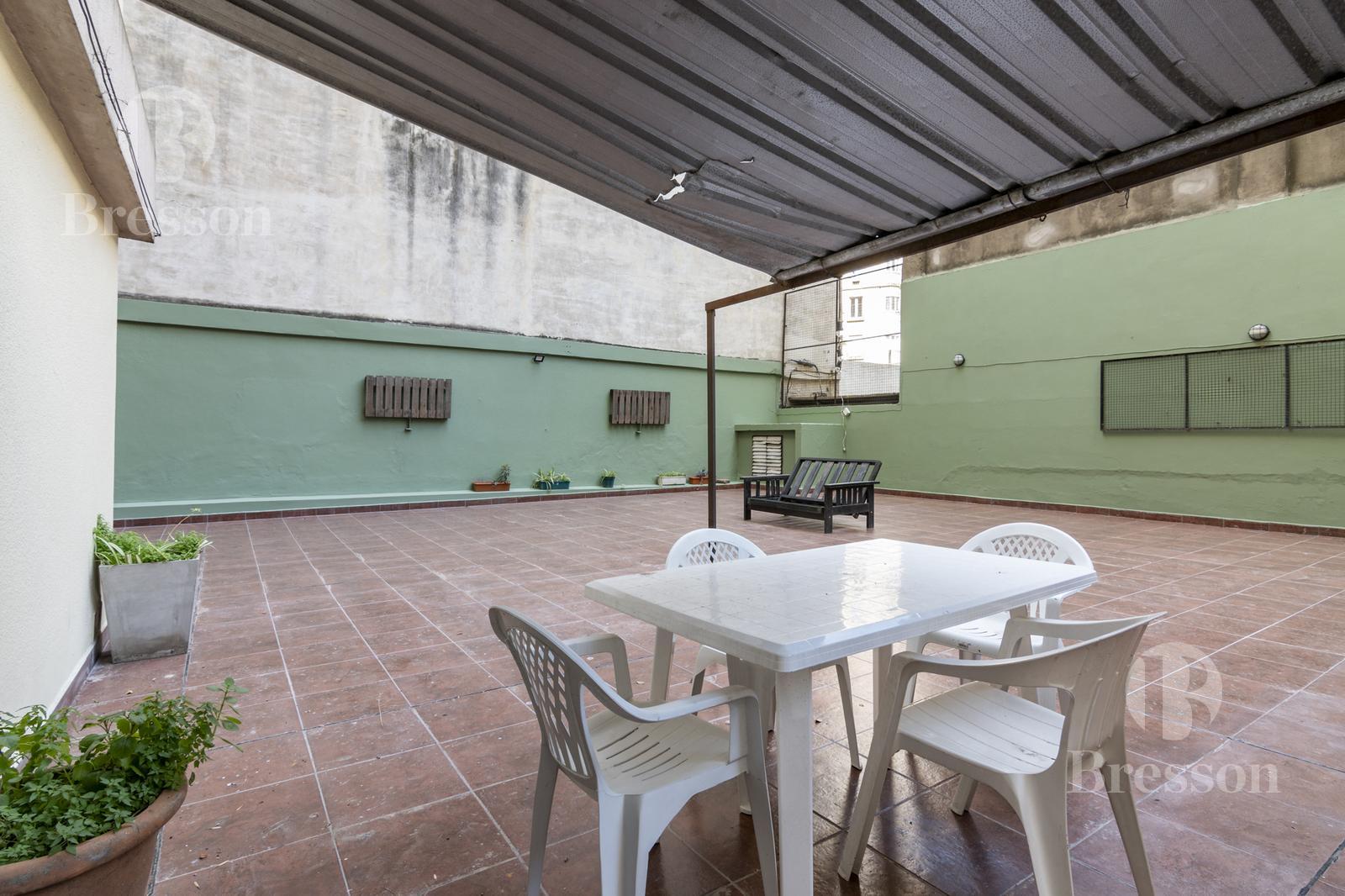 Departamento con gran patio y cochera