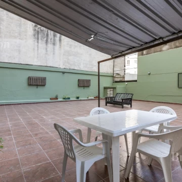 Departamento con gran patio y cochera