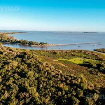 Terreno, con costa a Rio, playa, desarrollo turístico. Proyección