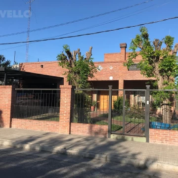 Venta casa  en Carmelo amplio parque , Barbacoa .