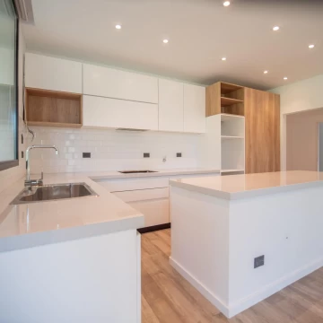 Casa a Estrenar en VENTA 4 DORMITORIOS - MIRALAGOS  1 LOTE 68