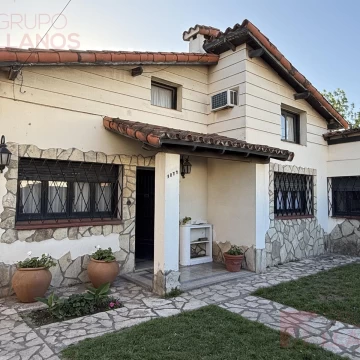 Venta de Casa de 3 dormitorios con pileta y parque, apta crédito sobre Av. Constitución, Luján.