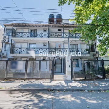 Venta departamento 2 ambientes con cochera y patio en Castelar.