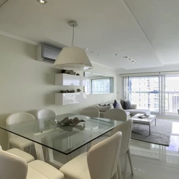 Piso alto 2 dormitorios 2 baños y garage Punta del Este - Playa Mansa - Vista al mar