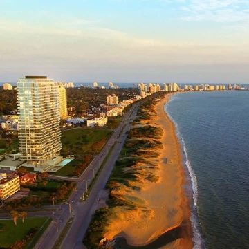 Apartamento de 2 Dormitorios en la parada 18, en primera línea al mar. Playa Mansa - Punta del Este