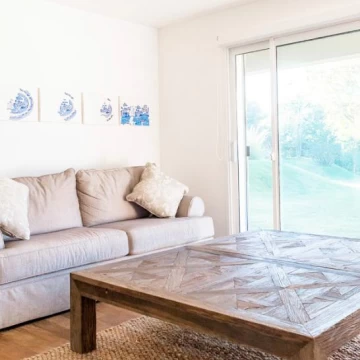 Venta apartamento 2 dormitorios con gran jardín en Carrasco, Montevideo