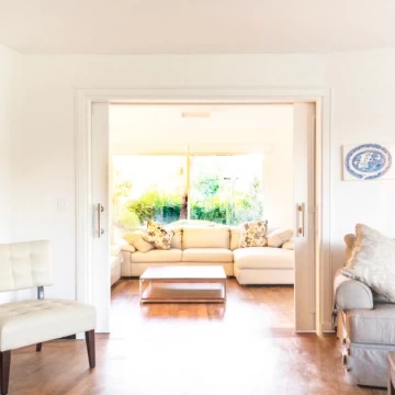 Venta apartamento 2 dormitorios con gran jardín en Carrasco, Montevideo