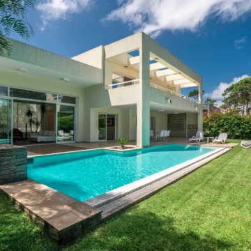 Venta casa 3 dormitorios en suite con piscina y parrillero en barrio privado, Punta del Este