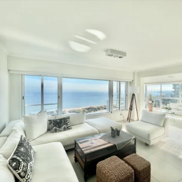 Venta apartamento de 3 dormitorios y terraza frente al mar, Punta del Este
