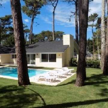 Casa 4 dormitorios con patio, piscina y parrillero en Punta del Este
