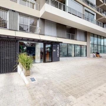 Venta  local comercial con patio en Tres Cruces