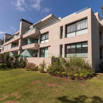 Venta apartamento 2 dormitorios terraza con parrillero y seguridad en Carrasco Norte