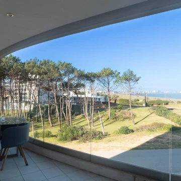 Alquiler anual un dormitorio en primera linea de playa mansa en Punta del Este
