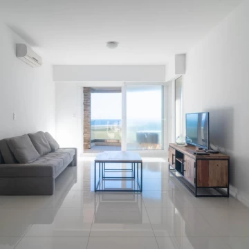 Alquiler anual de dos dormitorios  en primera linea de playa mansa en Punta del Este