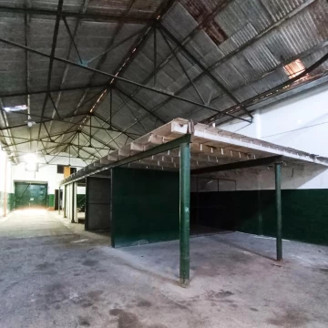 VENTA/PERMUTA- Galpón con oficinas y terreno. España y Hospitales, Rosario.