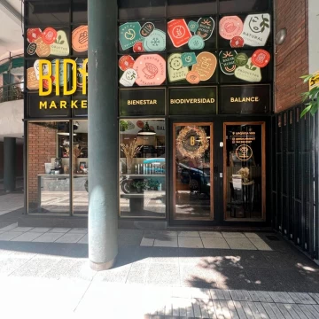 VENTA - Local comercial con cochera. Centro, Rosario.